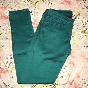 Low-rise green skinny pants